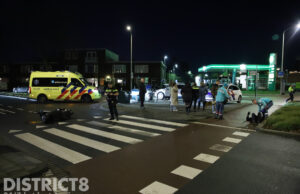 Motorscooter klapt tegen ondergrondse containers Leyweg Den Haag