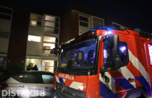 Verdwaald stuk vuurwerk richt schade aan raam van woning Woudenbergstraat Den Haag