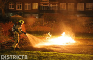 Brandweer blust in brand gestoken kerstboom Troelstrakade Den Haag