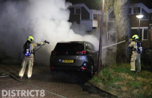 Politie onderzoekt in brand gestoken auto Strausslaan Den Haag