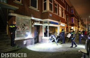 Explosie verwoest ruiten van kapperszaak Hoefkade Den Haag