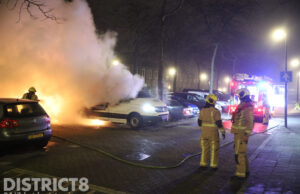 Taxibus en Jaguar gaan in vlammen op Strijplaan Rijswijk