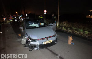 Automobilist crasht op wegversmalling na negeren geslotenverklaring Brasserskade Delft