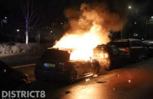 Geparkeerde auto gaat in vlammen op Soestdijksekade Den Haag