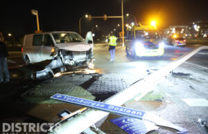 Ravage na aanrijding tussen twee voertuigen Ypenburgse Boslaan Den Haag