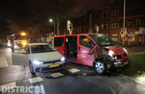 Dronken automobilist knalt op geparkeerde auto; rijdt door en botst op voorligger Zuiderparklaan Den Haag
