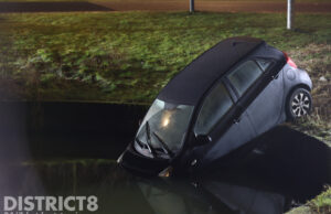 Automobiliste rijdt rechtdoor het water in Terras van Sion Rijswijk