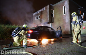 Geparkeerde auto verwoest door brand Dirk Costerplein Delft
