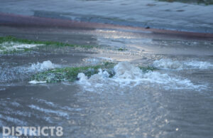 Wegafsluiting door gesprongen waterleiding Erasmusweg Den Haag