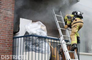 Veel rookontwikkeling bij brand op balkon Professor Telderslaan Delft