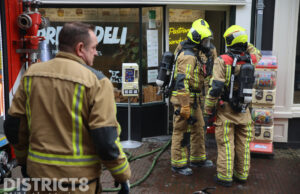 Veel rookontwikkeling bij brand in Delftse binnenstad Nieuwstraat Delft