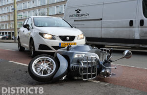 Scooter aangereden door afslaande auto Escamplaan Den Haag