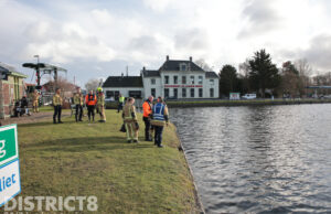 Hulpdiensten rukken uit voor scootmobiel en kleding langs waterkant Hoekweg Voorburg