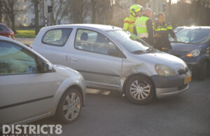 Twee auto’s botsen op elkaar op bekende kruising Erasmusweg Den Haag