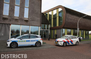 Agenten in kogelwerende vesten bewaken gemeentehuis na dreiging Anna van Raesfeltstraat Schipluiden