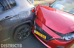 Gewonde en veel schade na aanrijding Wateringsevest Delft