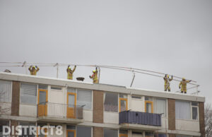Valbeveiliging waait los op dak van appartementencomplex Aaltje Noordewierstraat Den Haag