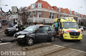 Auto in botsing met tram Waldeck Pyrmontkade Den Haag
