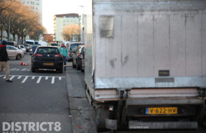 Geparkeerde bakwagen loopt schade op na aanrijding tussen twee autos Televisiestraat Den Haag