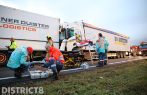 Ravage nadat vrachtwagenchauffeur achterop andere vrachtwagen klapt A4 Schipluiden