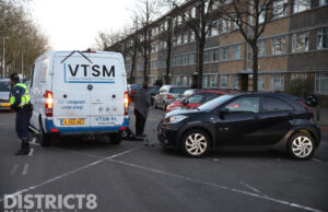 Bijrijder gewond na aanrijding tussen werkbus en auto Troelstrakade Den Haag