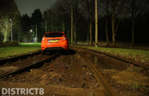 Automobiliste rijdt zich vast op tramrails Jaap Edenweg Den Haag