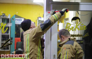 Kapper opgesloten door kapotte deur De Stede Den Haag