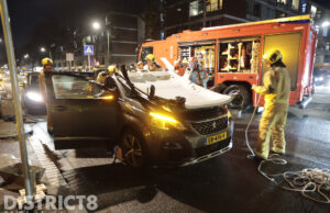Brandweer knipt dak van auto na kop-staart aanrijding Hengelolaan Den Haag