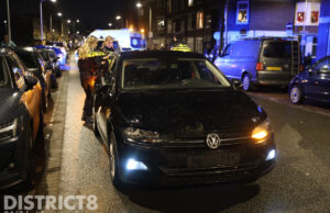 Overstekende pizzabezorger geschept door auto Mient Den Haag