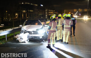 Automobilist raakt onwel en botst tegen vangrail A13 Delft