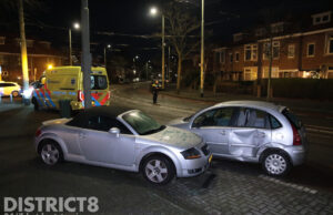 Automobiliste verliest macht over het stuur en knalt tegen geparkeerde auto Nieboerweg Den Haag