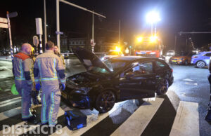 Onopvallende politiewagen betrokken bij ongeval Oude Haagweg Den Haag