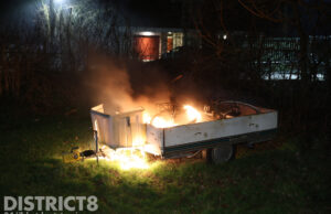 Aanhanger brandt volledig uit na brandstichting Korftlaan Delft