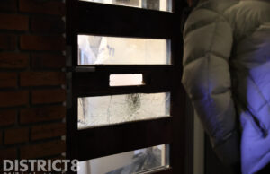 Brievenbus uit deur geslagen door explosief bij kapper Kempstraat Den Haag