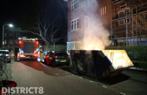 Brandweer blust inhoud van bouwafvalcontainer Klimopstraat Den Haag