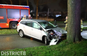 Dronken automobilist schept voetgangers en botst op boom Muzieklaan Zoetermeer