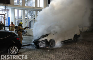 Flinke rookontwikkeling bij brand in bestelbus Zwedenburg Den Haag