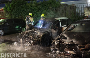 Porsche ter waarde van ruim een ton en naastgelegen auto gaan in vlammen op Til Brugmanplantsoen Den Haag