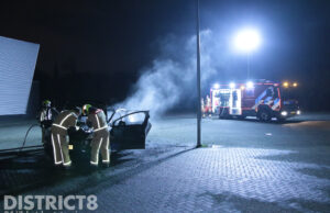 Geparkeerde auto in brand op parkeerterrein bij restaurant Amerikaweg Zoetermeer