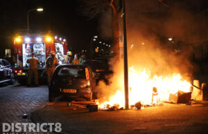 Grofvuil in brand gestoken, auto loopt schade op Zwaardvegersgaarde Den Haag