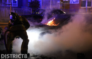 Twee geparkeerde voertuigen zwaar beschadigd na brand Paets van Troostwijkstraat Den Haag