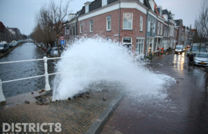 Tienduizenden liters water spuiten uit de grond door leidingbreuk Oosteinde Delft