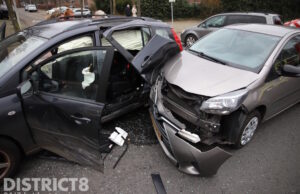 Vrouw lichtgewond bij flinke aanrijding tussen twee auto’s Escamplaan Den Haag