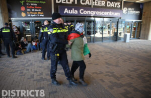 Twee medewerkers van TU Delft mishandeld bij blokkade congrescentrum Mekelweg Delft