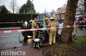 Auto op zijn kant na eenzijdig ongeval Backershagenlaan Wassenaar