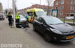 Scooterrijder afgesneden door automobilist; scooterrijder raakt gewond Melis Stokelaan Den Haag
