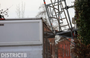 Bedrijfsauto raakt steiger na uitwijkmanoeuvre Rietveld Delft