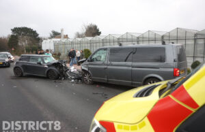Gewonde en flinke schade bij frontale aanrijding Arckelweg Poeldijk