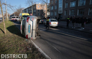 Taxi op zijn kant na mislukte uitwijkactie Melis Stokelaan Den Haag