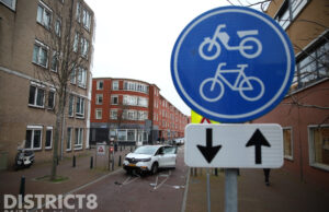 Auto rijdt zich stuk op poller voor politiebureau Hoefkade Den Haag